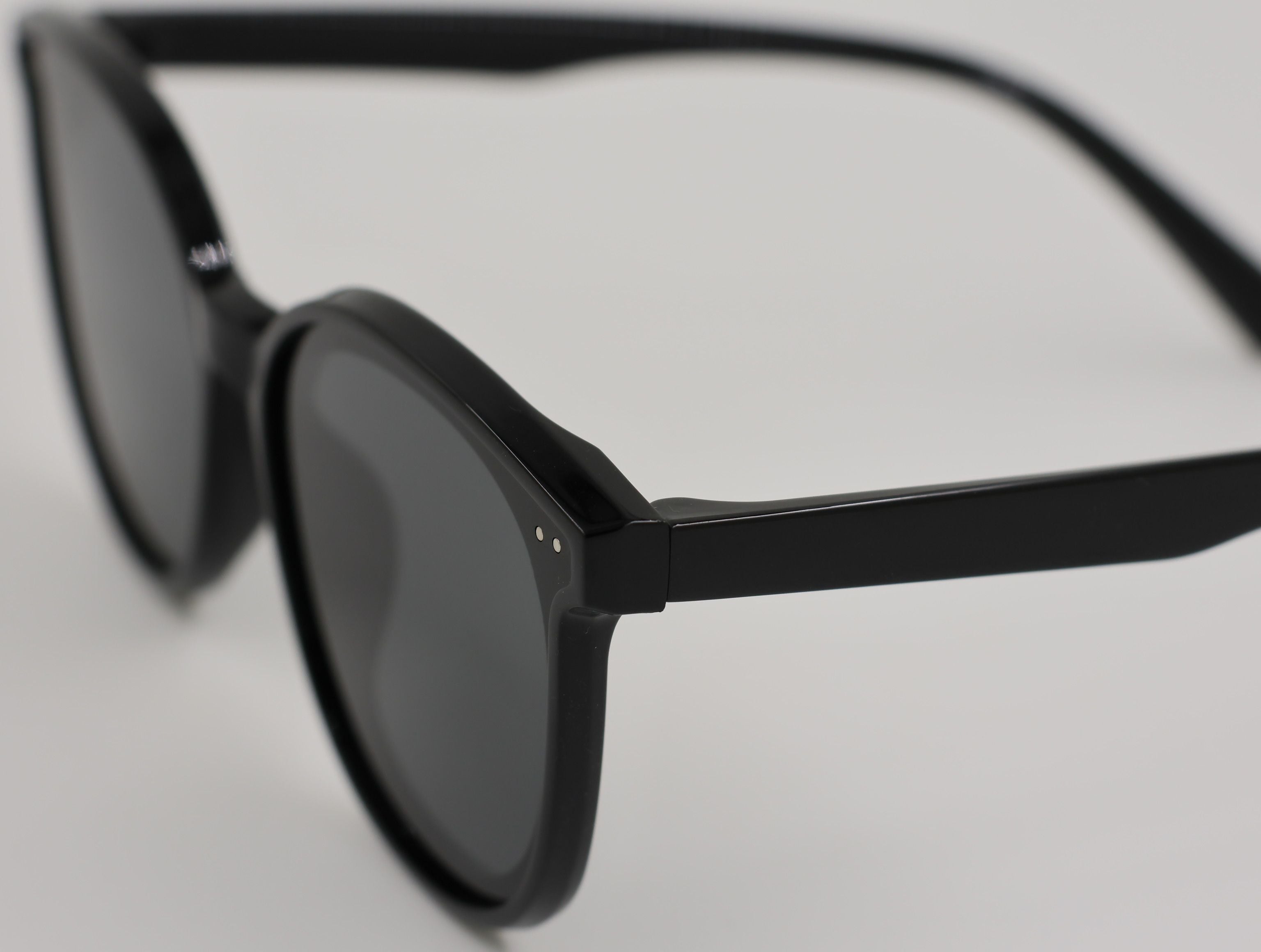 The Aura очки солнцезащитные JY7045-HEI