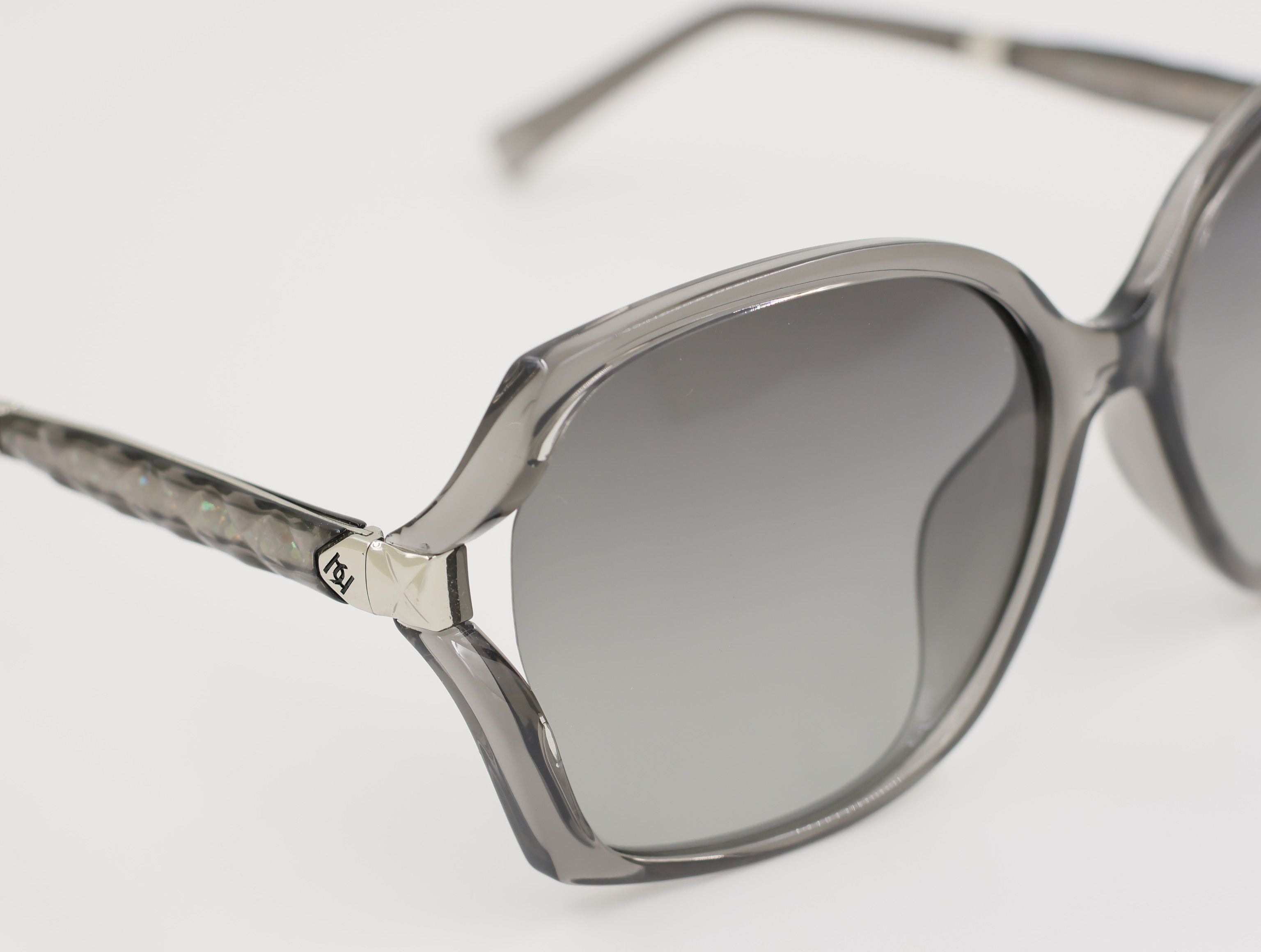 The Aura очки солнцезащитные H8637TR37