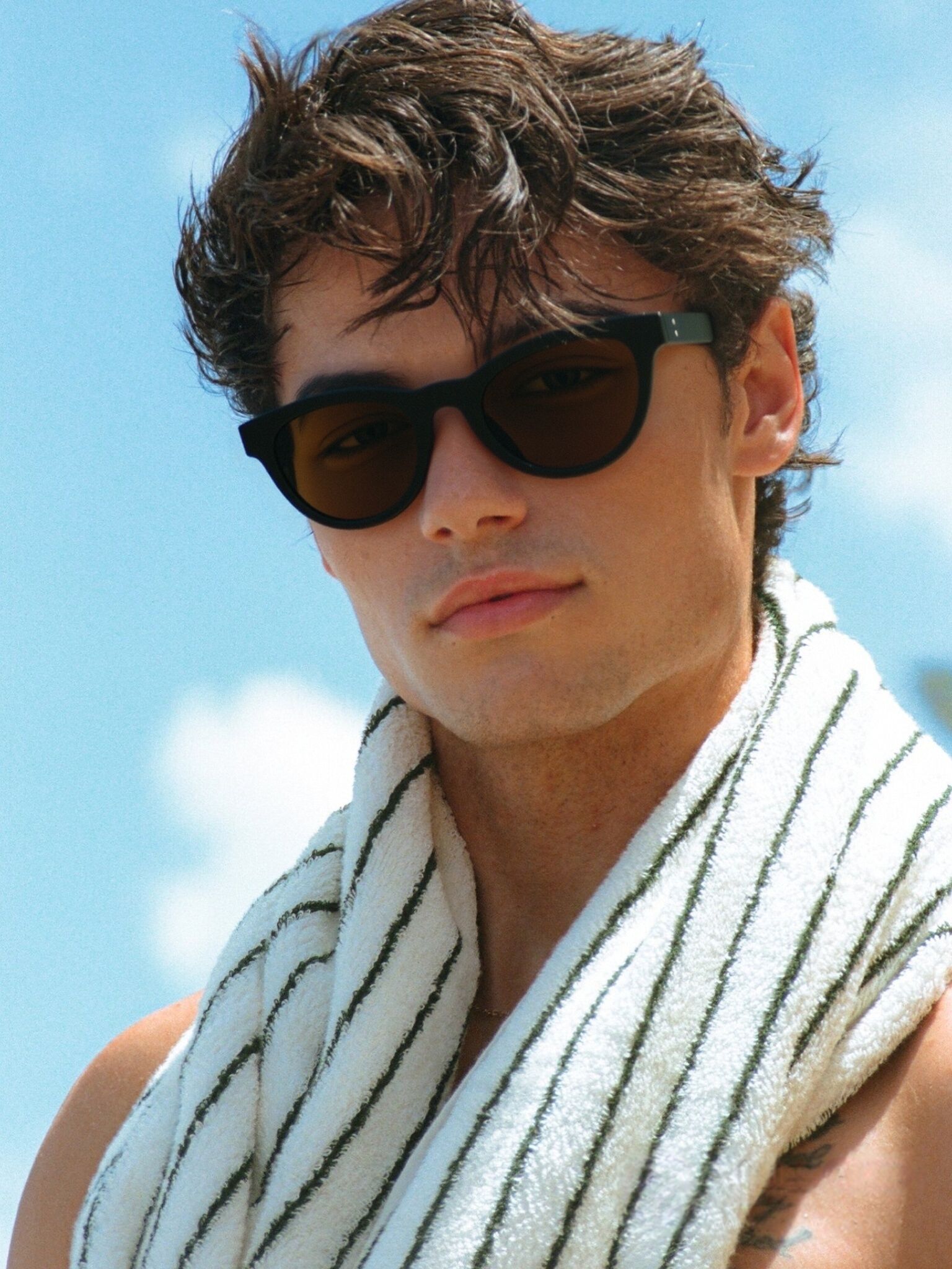 The Aura очки солнцезащитные LSXKHC