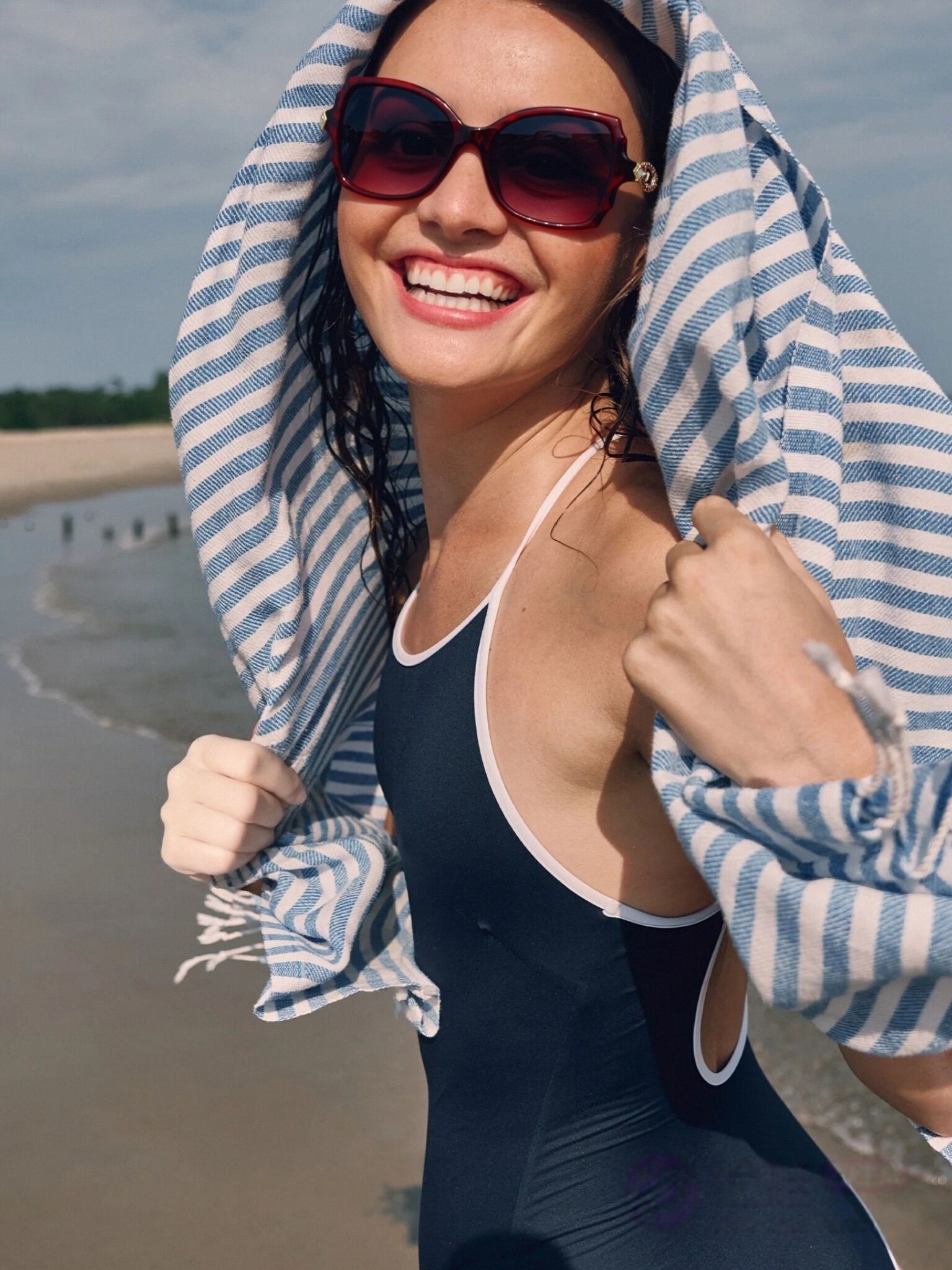 The Aura очки солнцезащитные H8209P37